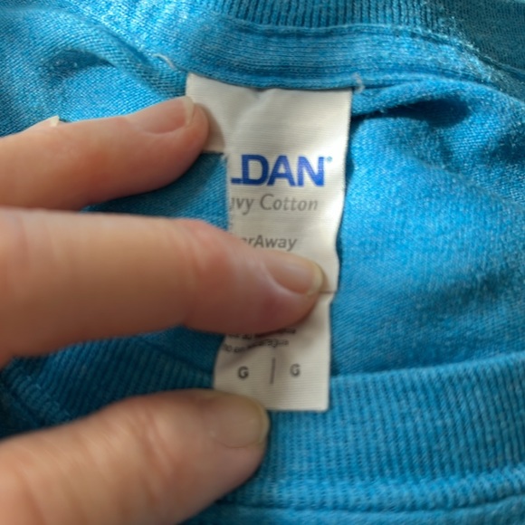 $4 (bundle only $10 minimum) Just your basic beach tee - Picture 7 of 7